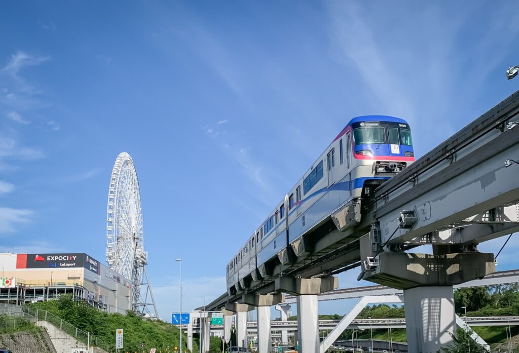 吹田市　大阪モノレールと OSAKA WHEEL（オオサカホイール）の観覧車